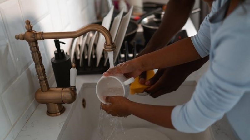 what temperature should the water be for manual dishwashing